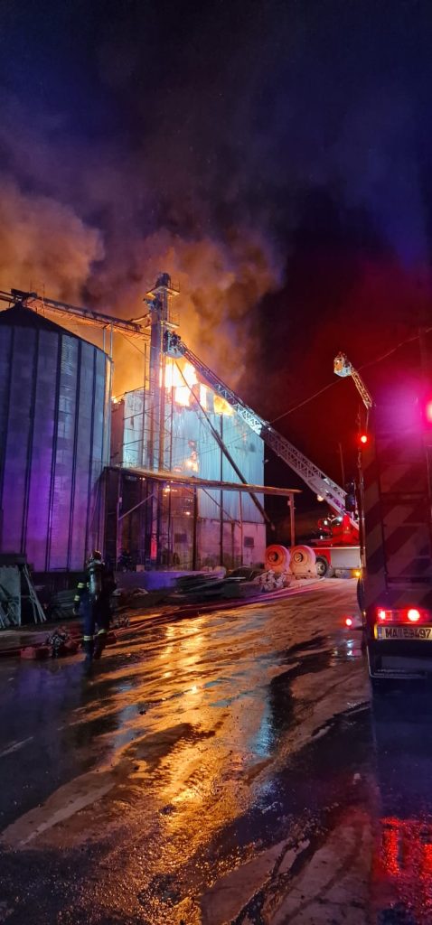 Incendiu major la o moară și o hală de furaje din Sălcioara 