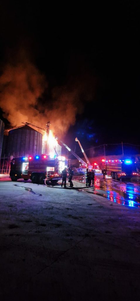 Incendiu major la o moară și o hală de furaje din Sălcioara 