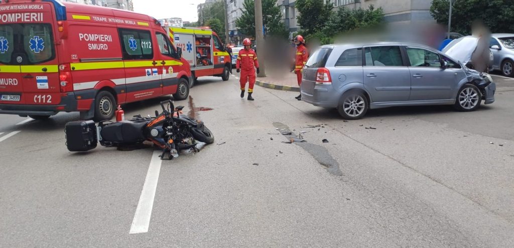 Accident rutier în Suceava: Motociclist rănit după coliziune cu un autoturism
