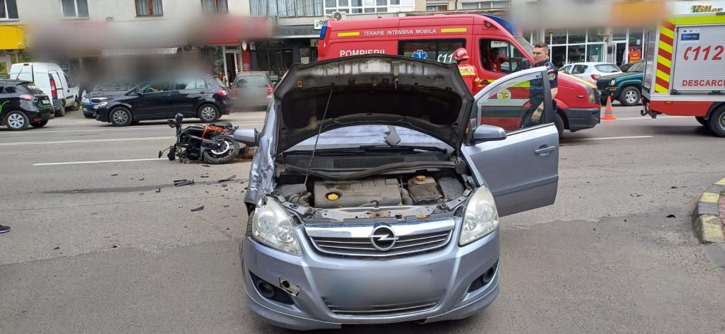 Accident rutier în Suceava: Motociclist rănit după coliziune cu un autoturism