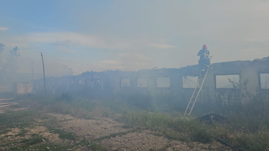 Incendiu la un grajd dezafectat din Vaslui: Pompierii intervin cu cinci autospeciale