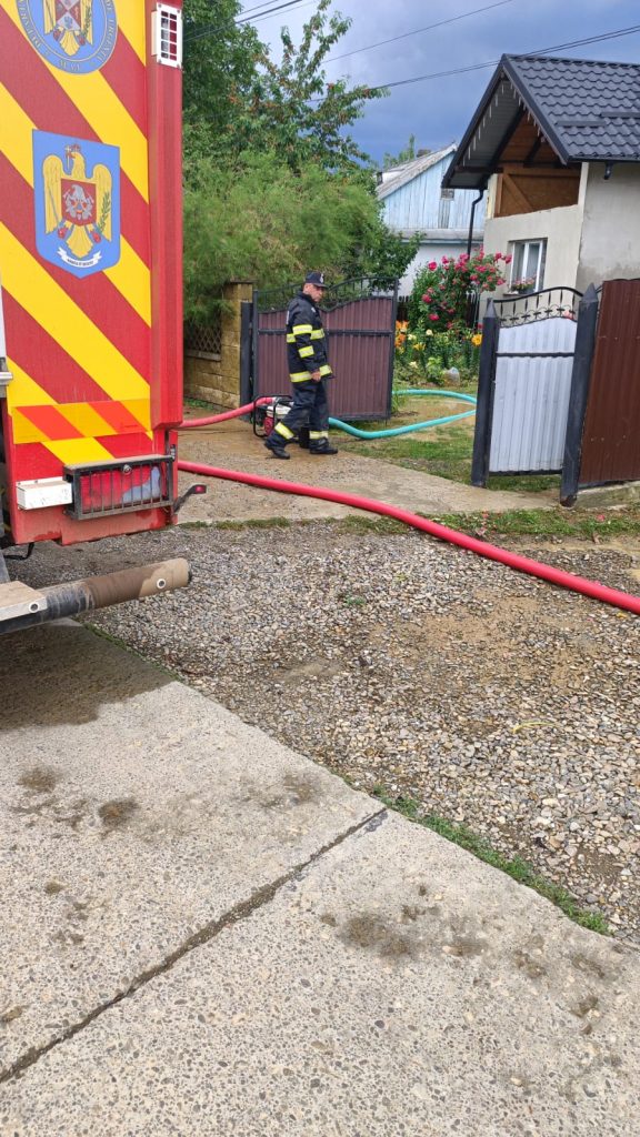 Pompierii intervin după inundații în județul Suceava 