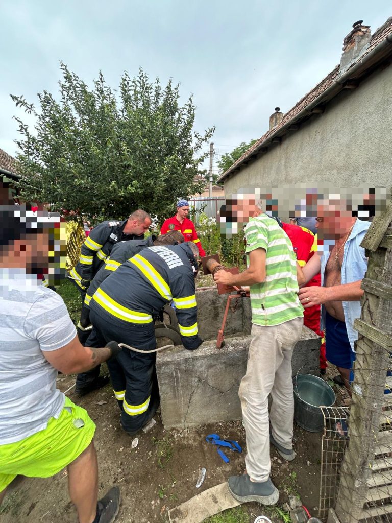 Pompierii mureșeni au salvat o femeie căzută într-o fântână