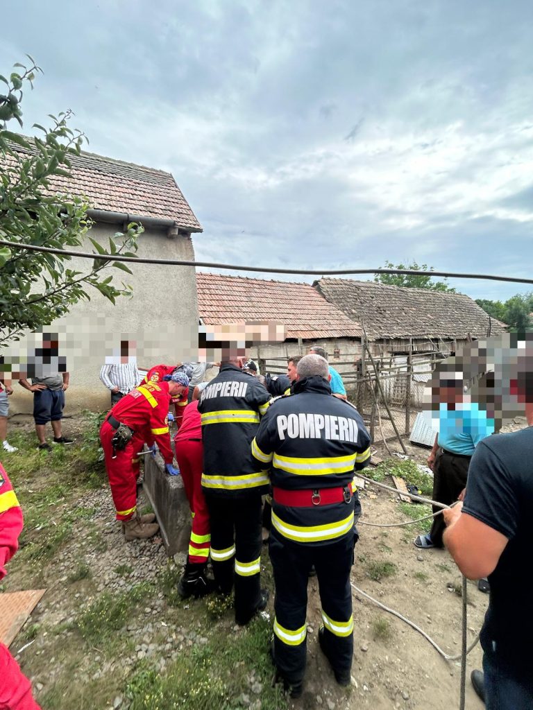 Pompierii mureșeni au salvat o femeie căzută într-o fântână