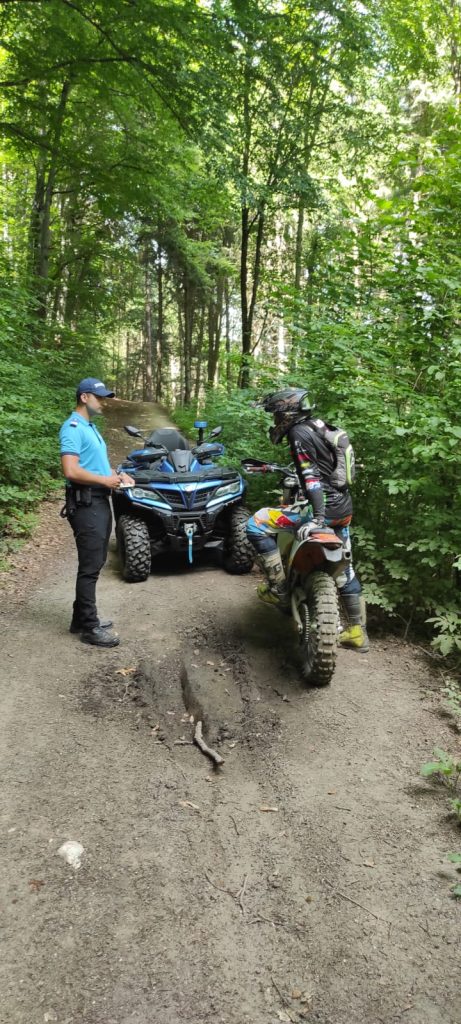 Jandarmii din Brașov au avut un weekend plin de acțiuni, desfășurând misiuni diverse pentru a asigura ordinea și siguranța publică în județ.