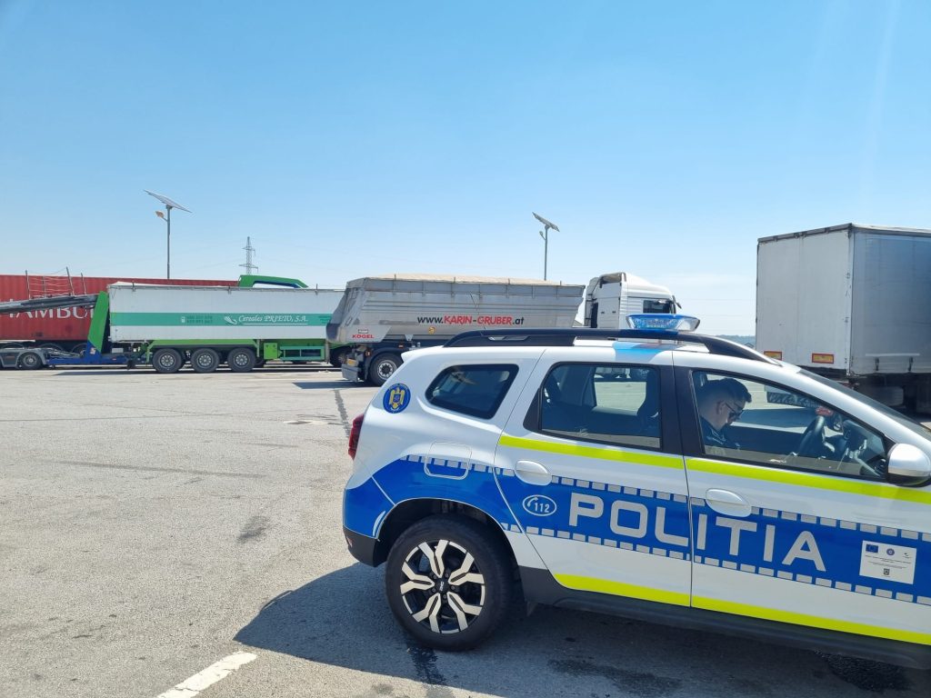 Polițiștii i-au invitat ,,la o apă” pe șoferii de vehicule de mare tonaj opriți pe perioada restricțiilor de circulație