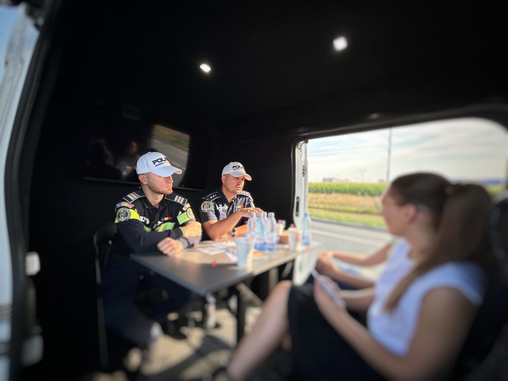 Polițiștii rutieri din Mureș au organizat o acțiune în municipiul Târgu Mureș, cu scopul de a informa participanții la trafic despre ultimele modificări legislative și de a preveni accidentele cauzate de oboseală la volan.
