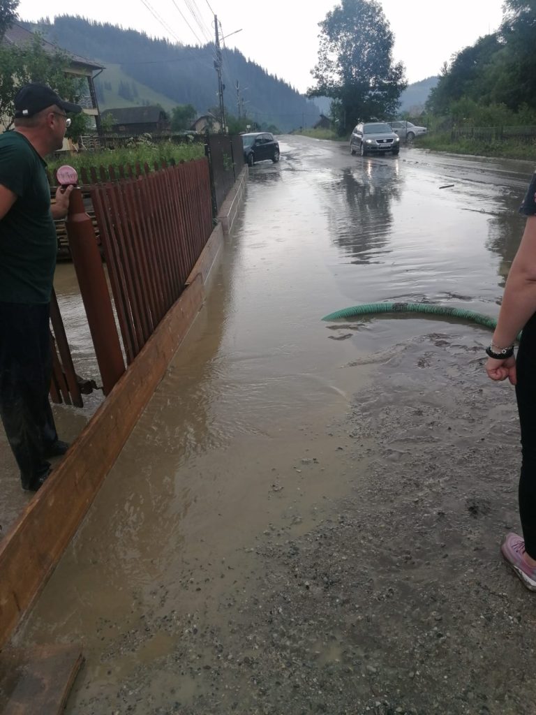 Un echipaj de pompieri, cu o autospecială și o motopompă, a intervenit la o gospodărie din localitatea Botuș, comuna Fundu Moldovei, pentru a evacua apa dintr-o curte inundată 