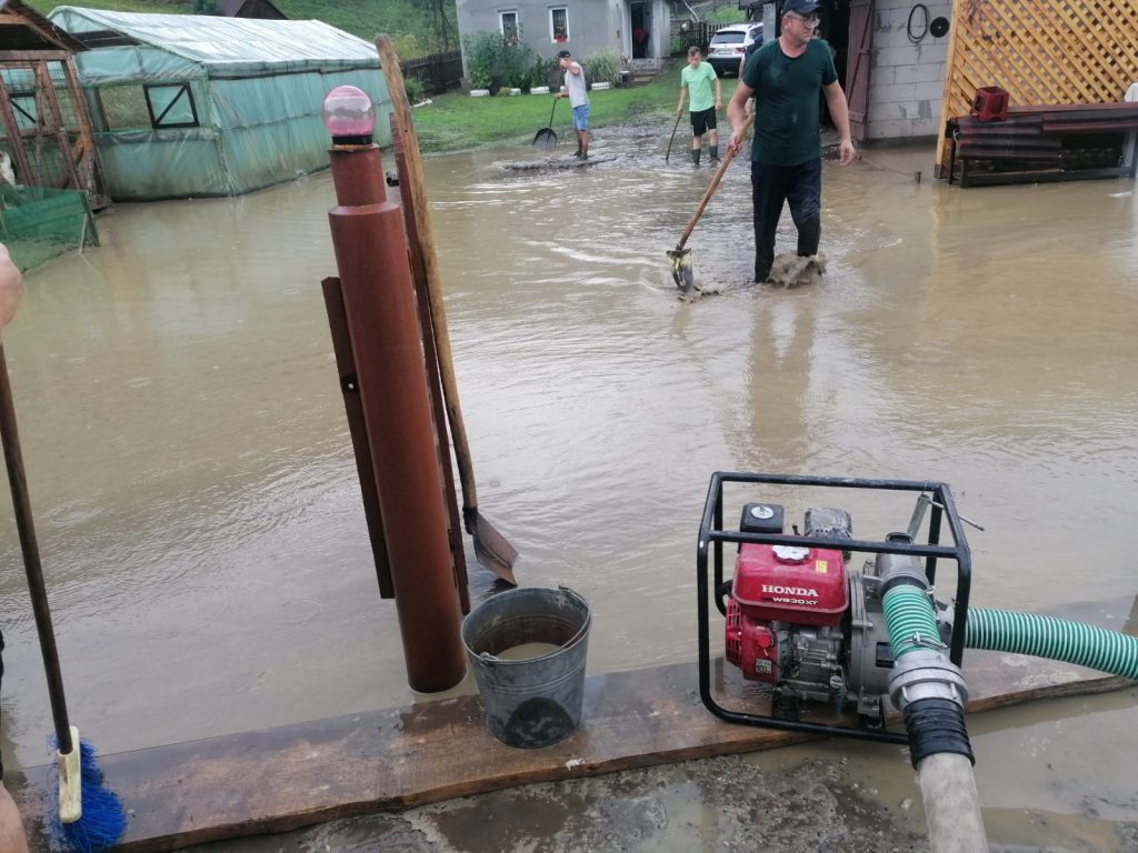 Un echipaj de pompieri, cu o autospecială și o motopompă, a intervenit la o gospodărie din localitatea Botuș, comuna Fundu Moldovei, pentru a evacua apa dintr-o curte inundată 