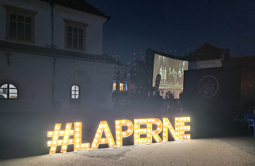 A cincea ediție a Festivalului de film în aer liber „La Perne" s-a desfășurat cu succes în perioada 26-28 iulie, în Piața Regele Ferdinand I din Mediaș