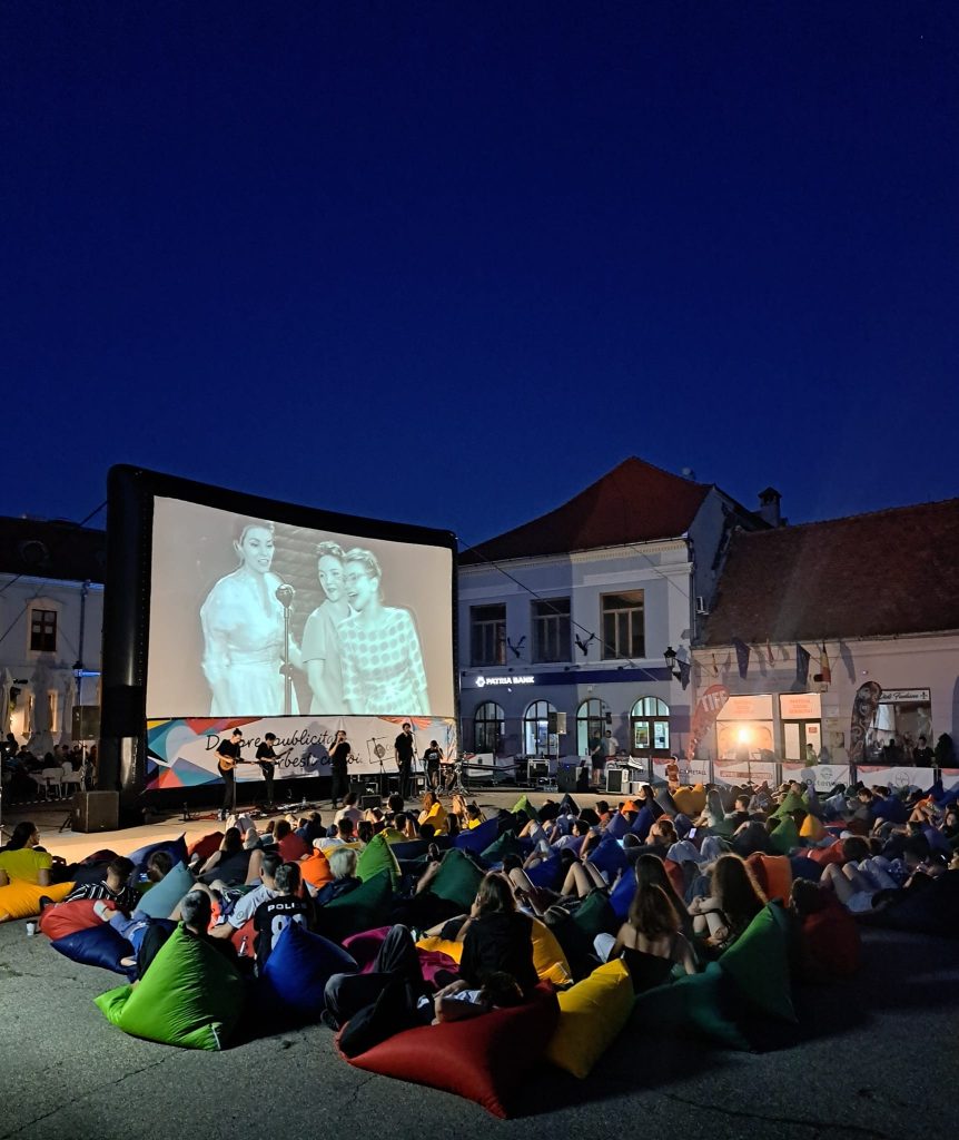 A cincea ediție a Festivalului de film în aer liber „La Perne" s-a desfășurat cu succes în perioada 26-28 iulie, în Piața Regele Ferdinand I din Mediaș