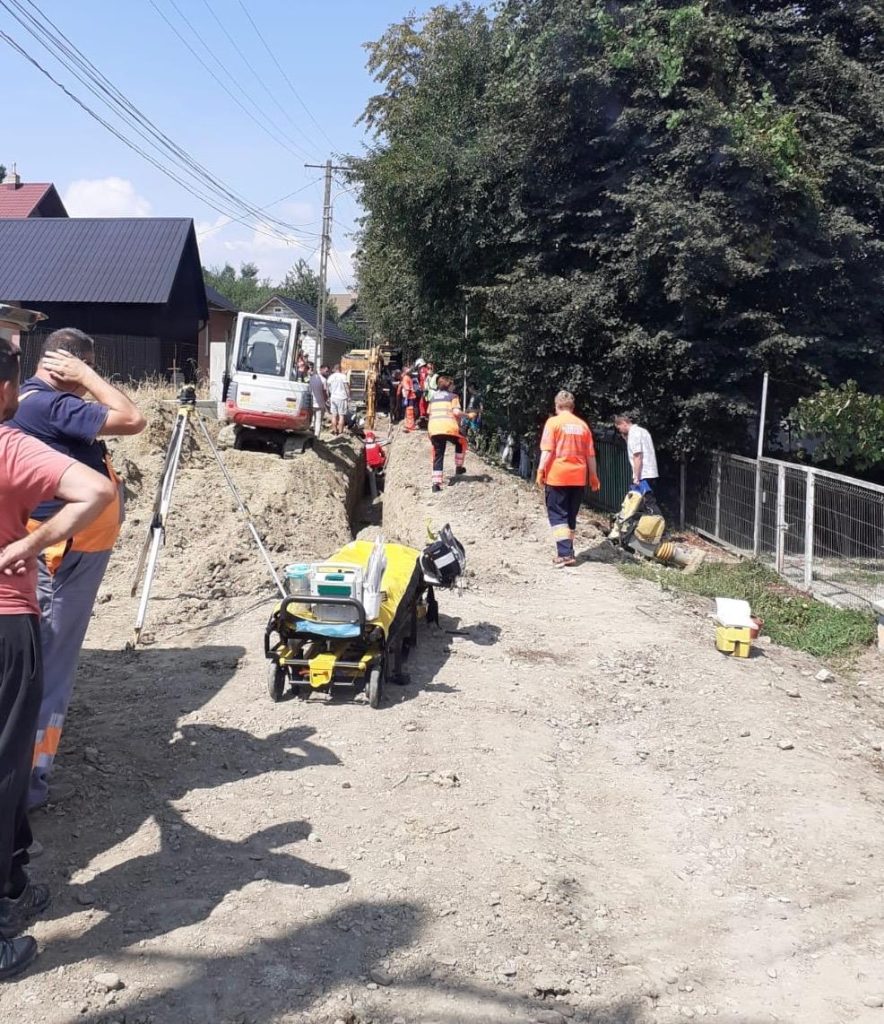 Pompierii suceveni au săpat timp de trei ore și au salvat 