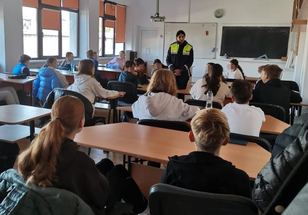 Polițiștii din Vaslui continuă campania „Tăcerea e tot violență. Vocea ta e soluția”