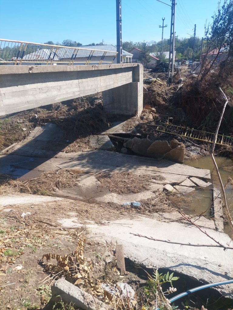 Pompierii militari din Vaslui sprijină localnicii din satul Costache Negri, județul Galați