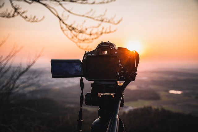 Tânăr pasionat de fotografie de peisaj 