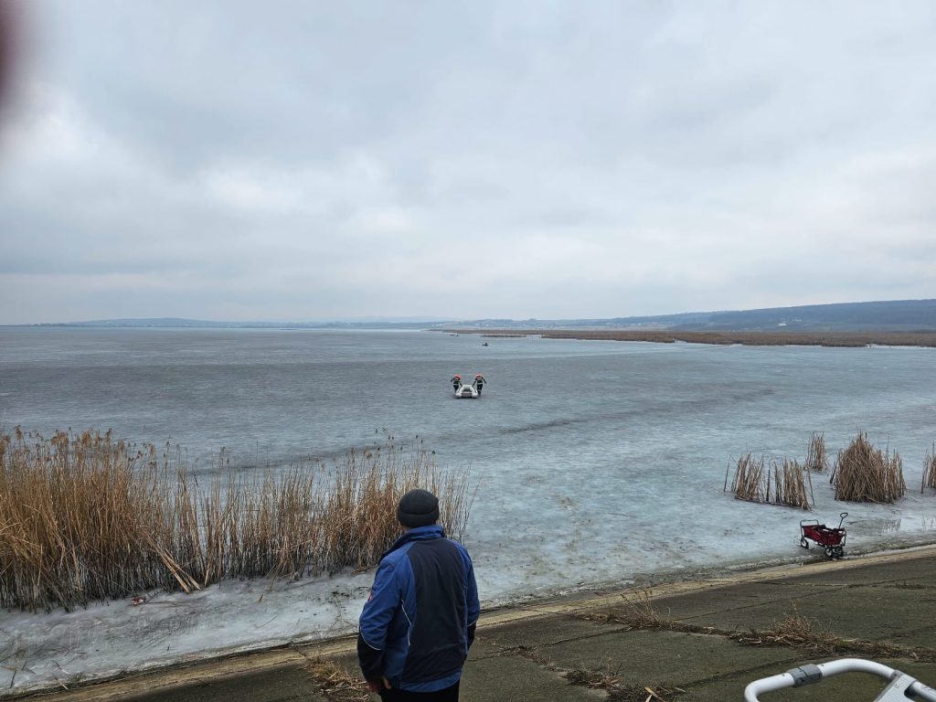 Salvarea a trei persoane care pescuiau la copcă pe acumularea de pe râul Siret