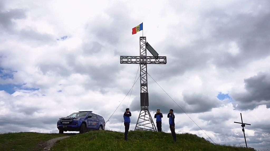 Jandarmii montani din Vatra Dornei au arborat Tricolorul pe Vârful Oușoru (1.639 m)