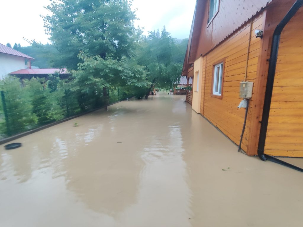 În urma ploilor torențiale, pompierii militari din cadrul ISU Suceava