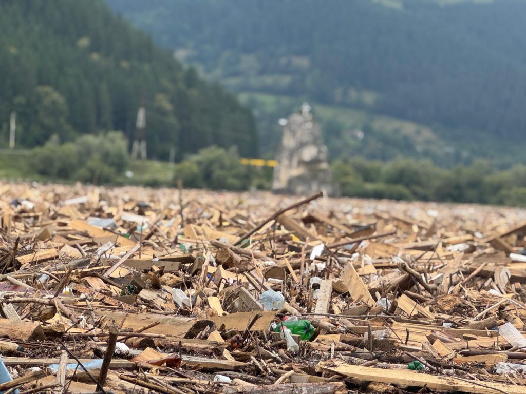 Ca urmare a acumulării masive de plutitori și deșeuri în Lacul Izvorul Muntelui – Bicaz