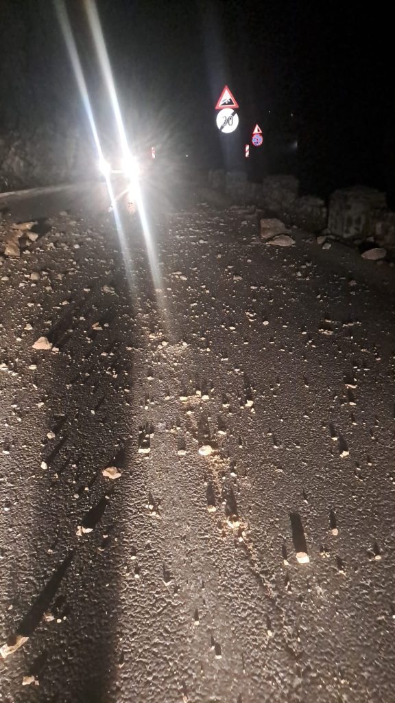 Autoritățile avertizează asupra riscului de căderi de pietre 